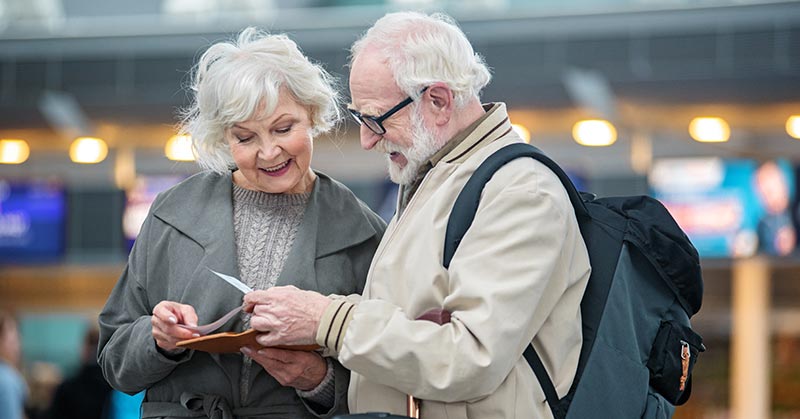 koppel-luchthaven-reizen-met-hoorapparaat