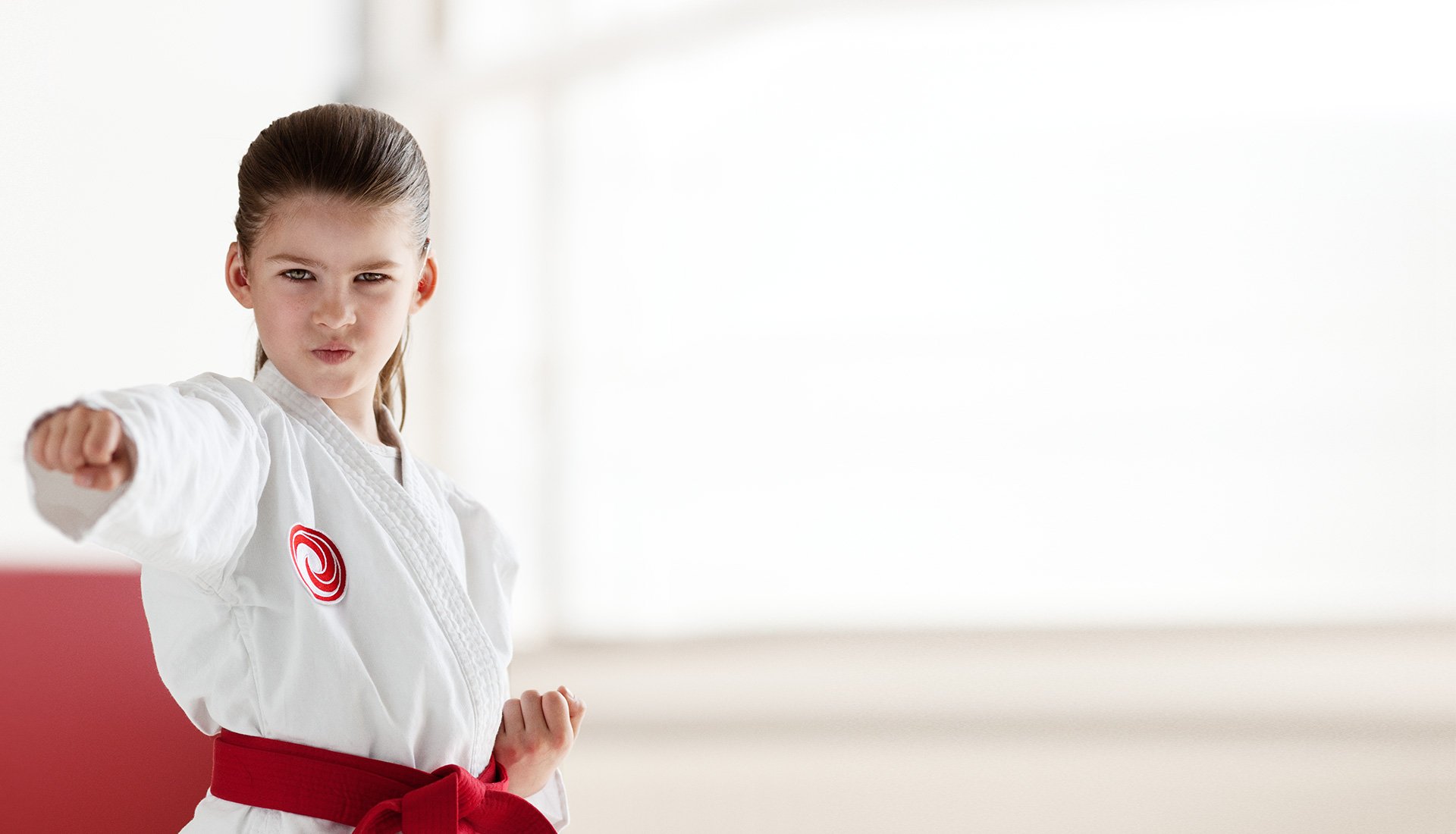 petite fille en tenue de judo karaté