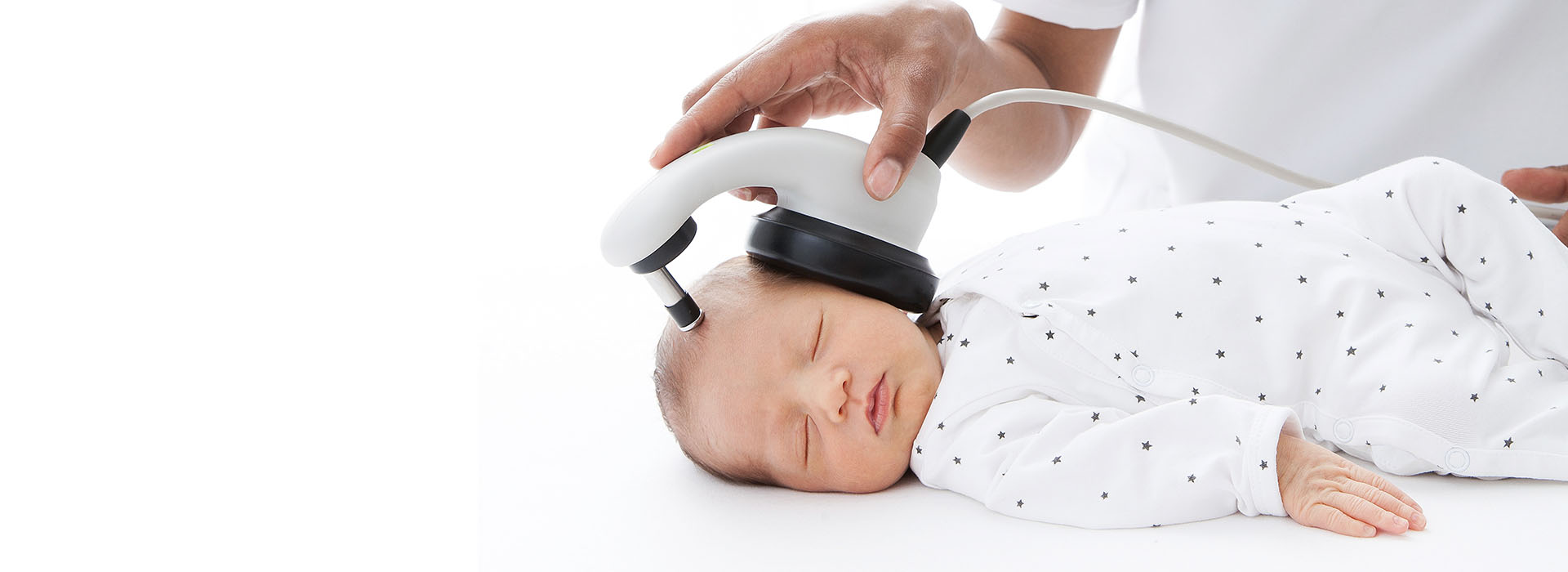 Регистрация отоакустической эмиссии. Отоакустическая эмиссия аппарат. Аудиоскрининг новорожденных прибор. Аудиологический скрининг новорожденного. Аппарат для проверки слуха у новорожденных.