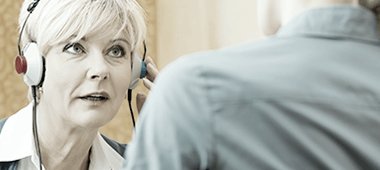 Una donna sta facendo un test dell'udito dall'audioprotesista proprio ora