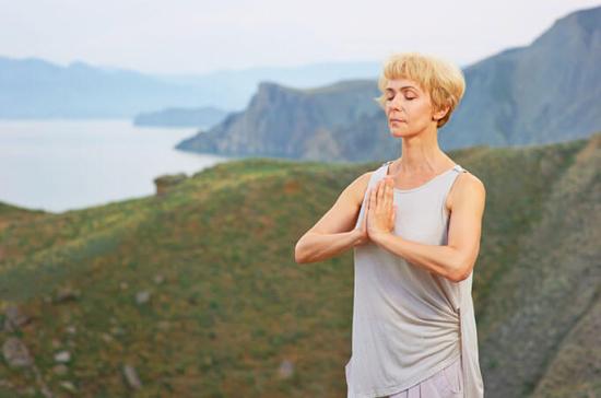 Una donna che fa yoga nella natura