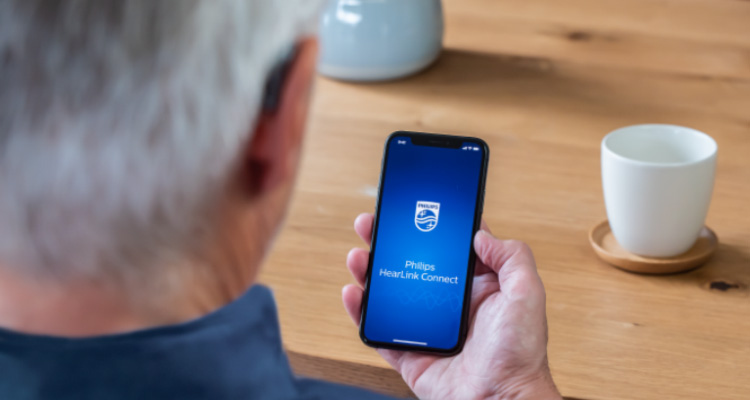  Philips HearLink kullanıcısı, Remote Fitting oturumu için Philips HearLink Connect uygulamasını açıyor.
